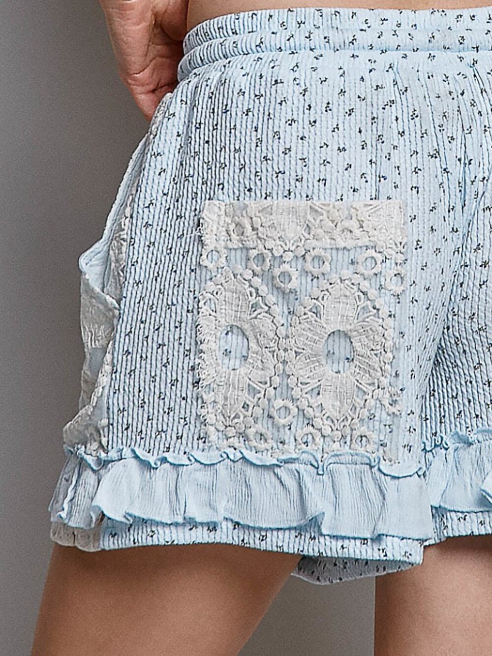 LACE AND RUFFLE SHORT - Picture 3 of 3